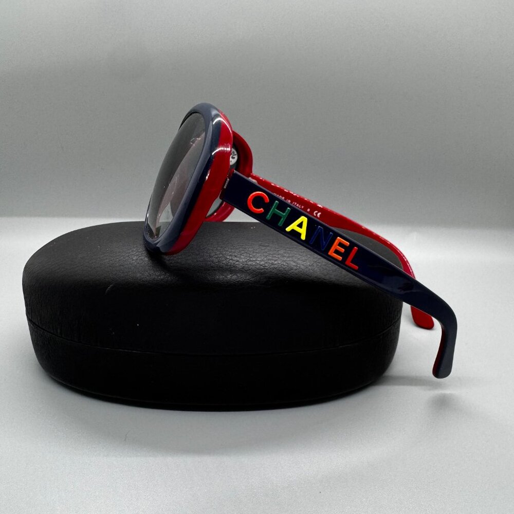 CHANEL Red & Navy Oversized Sunglasses with Multicolor Logo - Picture 4 of 16